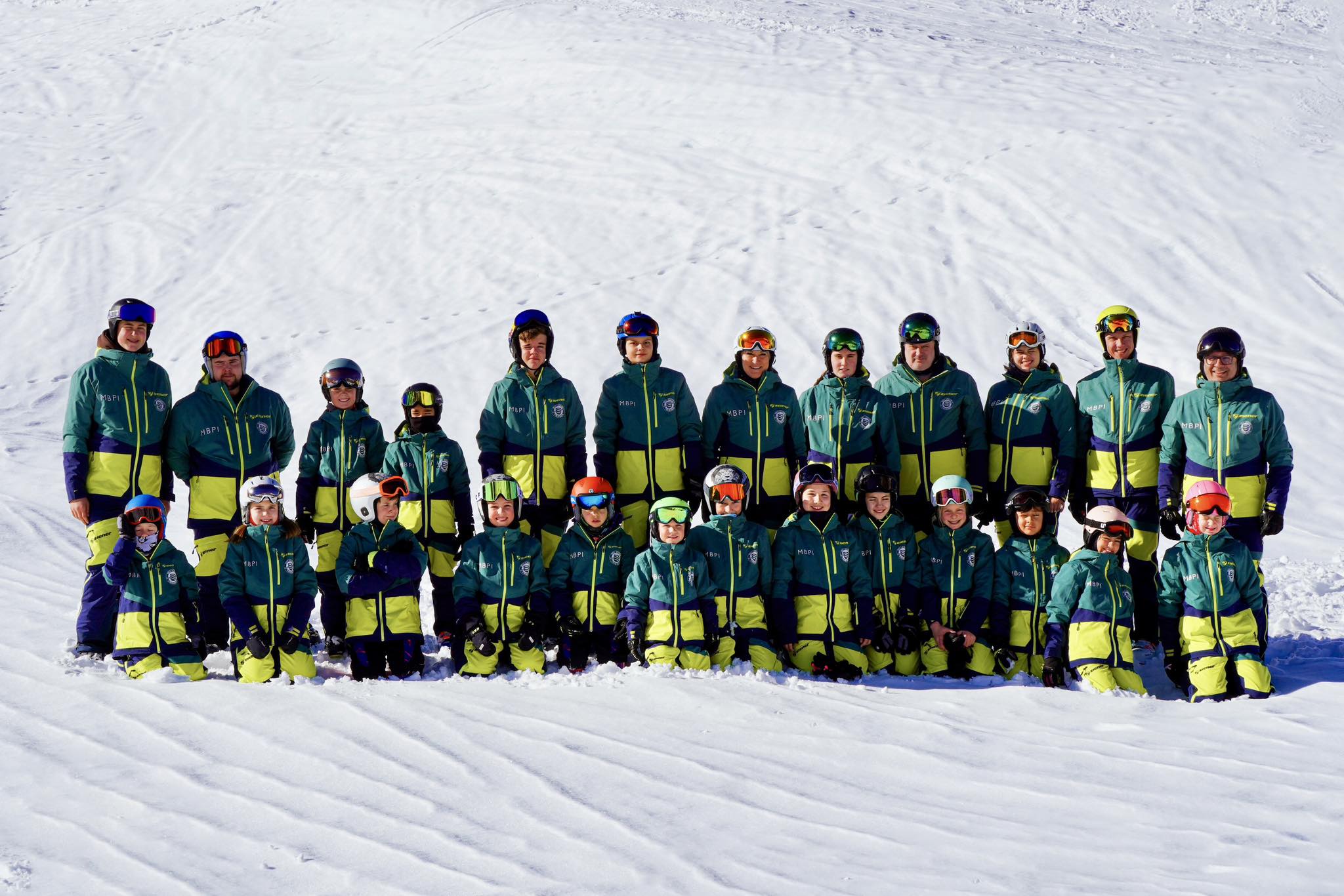 Kinder und Trainer des Ski-Club Triesen gemeinsam im Schnee